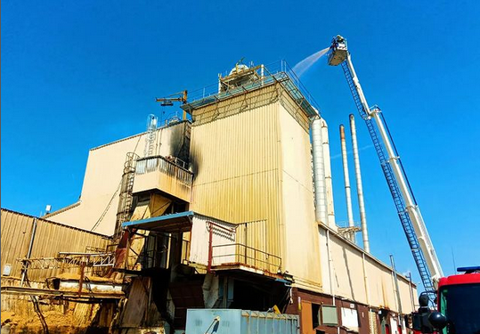 Arde un silo en una nave destinada al tratamiento de la madera en O Porriño