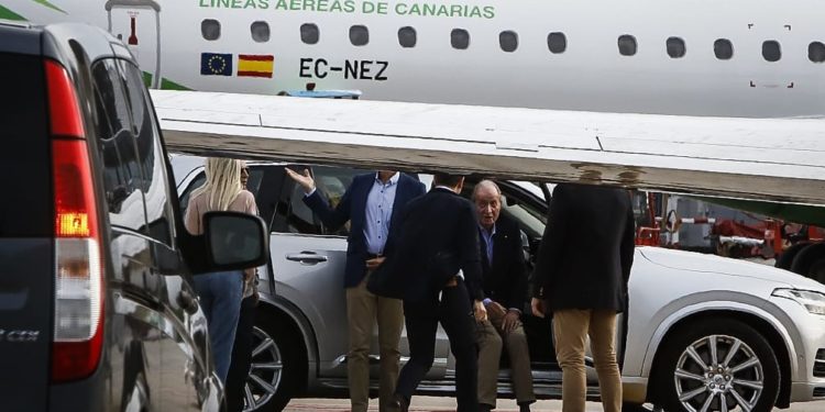 Juan Carlos I regresa a España: el rey emérito aterriza en Vigo 655 días después de su marcha