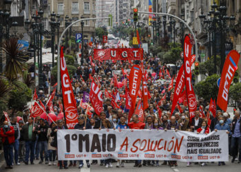 Miles de trabajadores exigen en Vigo «no pagar los platos rotos» de la crisis