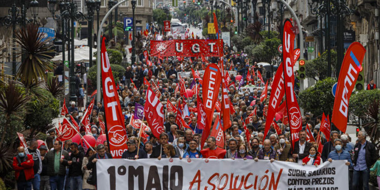 Miles de trabajadores exigen en Vigo «no pagar los platos rotos» de la crisis