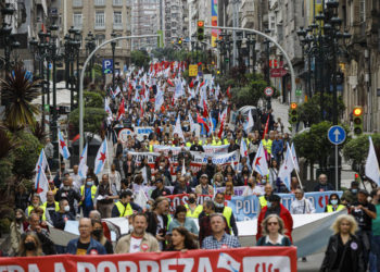 Miles de trabajadores exigen en Vigo «no pagar los platos rotos» de la crisis