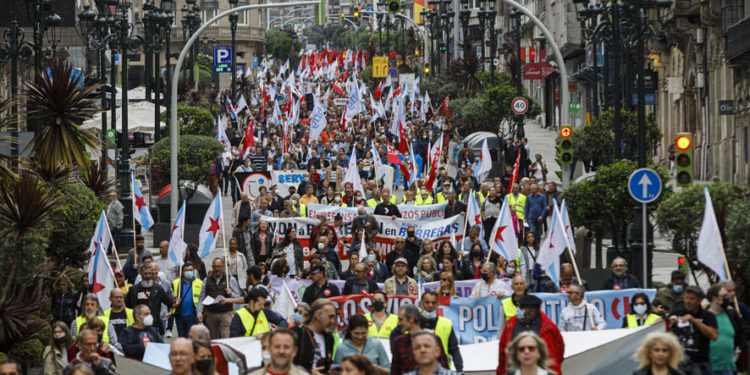 Miles de trabajadores exigen en Vigo «no pagar los platos rotos» de la crisis