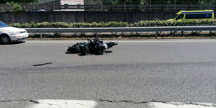La Guardia Civil busca al conductor que hirió a un motorista en la A-52 y habilita un teléfono