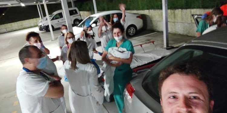 Un parto pionero y exitoso en el parking del Álvaro Cunqueiro
