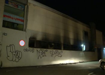 El incendio en la piscina de Teis, que ya reasigna a sus usuarios, presenta dos focos
