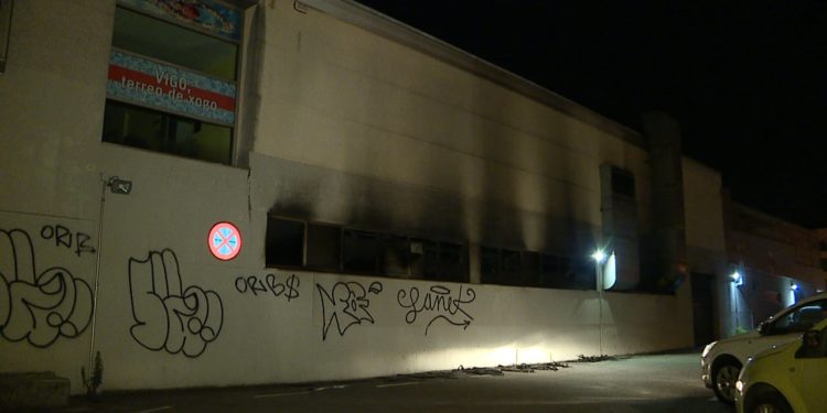 El incendio en la piscina de Teis, que ya reasigna a sus usuarios, presenta dos focos