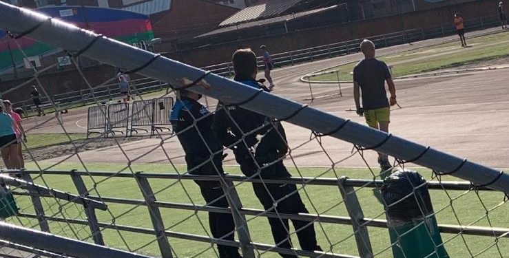 La Policía Local acude a las pistas de Balaídos porque un atleta estaba sin camiseta