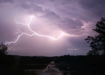 Una gran tormenta cruza el área de Vigo descargando granizo y rayos
