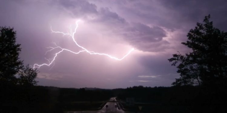 Una gran tormenta cruza el área de Vigo descargando granizo y rayos