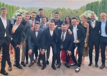 Santi Mina se divierte junto a futbolistas y empleados del Celta en la boda de Denis Suárez