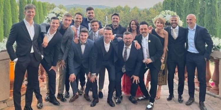 Santi Mina se divierte junto a futbolistas y empleados del Celta en la boda de Denis Suárez