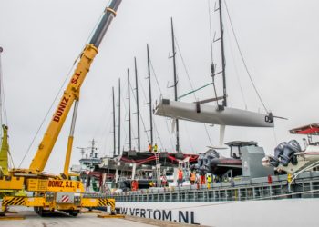 El puerto de Vigo descarga los TP52 de las Super Series, que ponen rumbo a Baiona