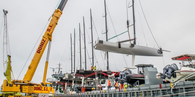 El puerto de Vigo descarga los TP52 de las Super Series, que ponen rumbo a Baiona