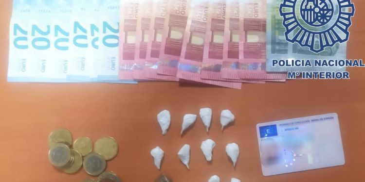 Detienen en Vigo a un camello que escondía la droga en una silla de bebé del coche
