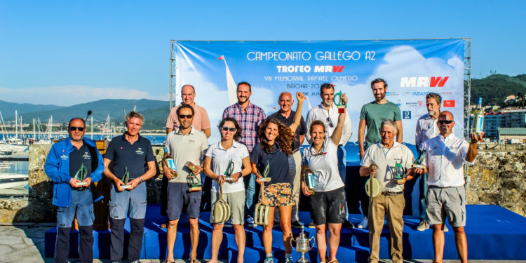 Baiona encumbra a los nuevos campeones gallegos de A Dos