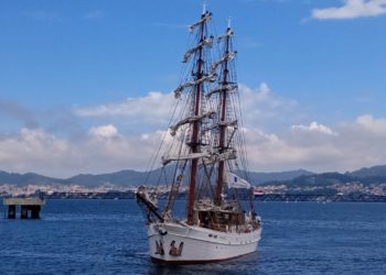 La precisa y espectacular maniobra de entrada de un velero hasta el corazón de las Avenidas de Vigo