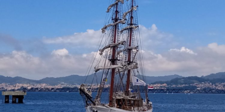 La precisa y espectacular maniobra de entrada de un velero hasta el corazón de las Avenidas de Vigo