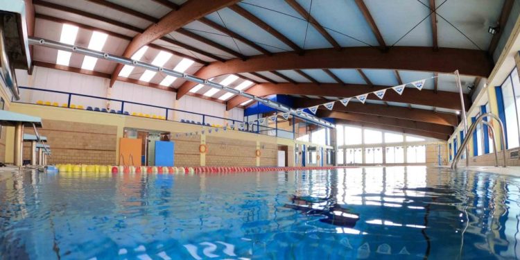 O Porriño cierra su piscina municipal tras hallar la bacteria E.Coli en el agua