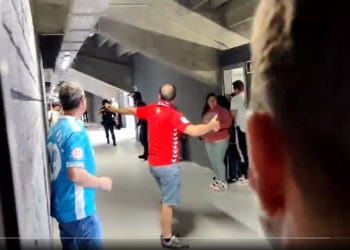 Cargas policiales en el interior de Balaídos tras enfrentarse aficionados del Racing y el Nàstic