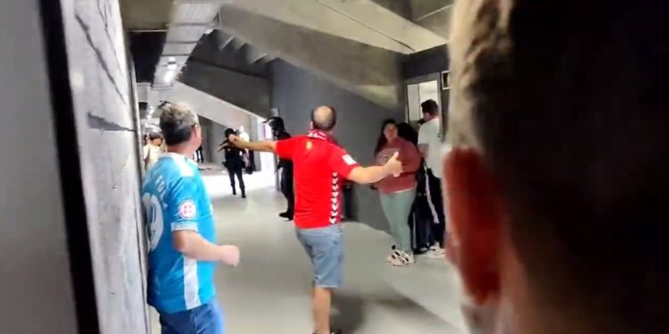 Cargas policiales en el interior de Balaídos tras enfrentarse aficionados del Racing y el Nàstic