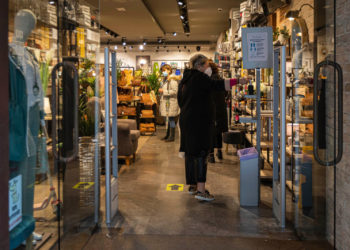 El Concello pide a la Xunta que los comercios del Casco Vello y Bouzas abran hasta las 22.00 horas