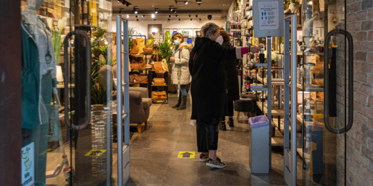 El Concello pide a la Xunta que los comercios del Casco Vello y Bouzas abran hasta las 22.00 horas