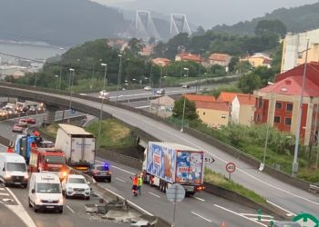 Herido un camionero tras volcar lateralmente en la AP-9, que registró importantes retenciones