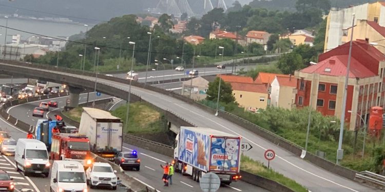 Herido un camionero tras volcar lateralmente en la AP-9, que registró importantes retenciones