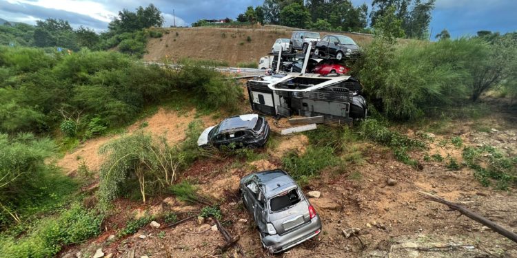 Herido el conductor de un camión portacoches en un accidente en la autovía A-52