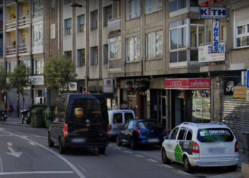 Los bomberos de Vigo rescatan a una mujer tras declararse un incendio en su piso