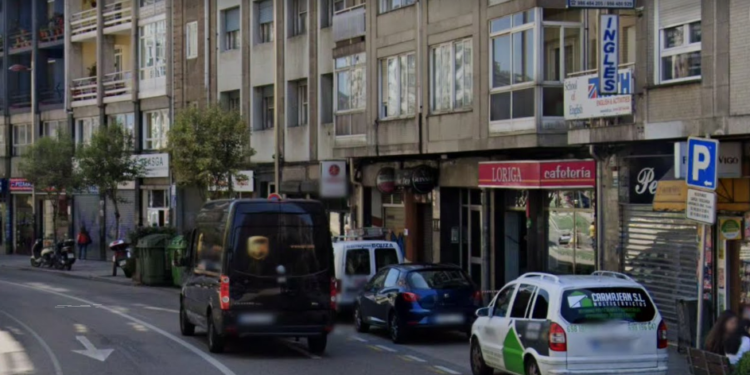 Los bomberos de Vigo rescatan a una mujer tras declararse un incendio en su piso