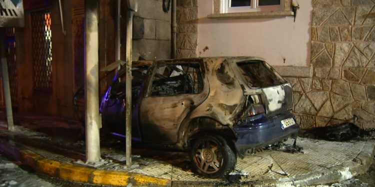 Un herido y un vehículo calcinado por una colisión entre un coche y dos camiones