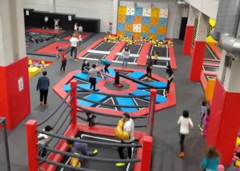 Vigo estrena un parque de 1.200 metros cuadrados con camas elásticas, trampolines y toboganes