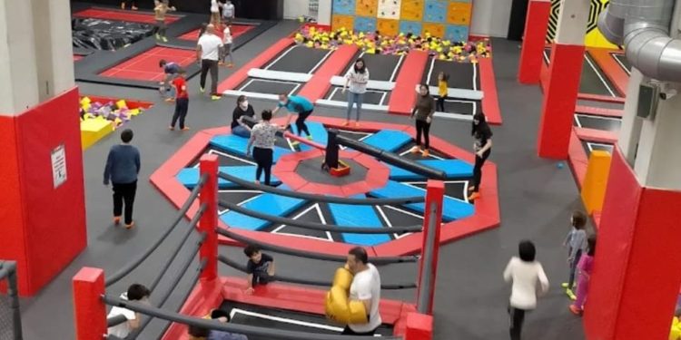 Vigo estrena un parque de 1.200 metros cuadrados con camas elásticas, trampolines y toboganes