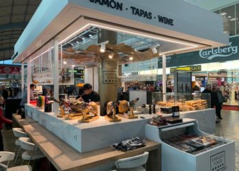 El aeropuerto de Vigo se entrega al jamón y los ibéricos: Enrique Tomás gestionará la restauración en Peinador