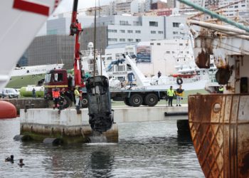 Fallece un hombre en Vigo tras caer al agua con un vehículo en Beiramar