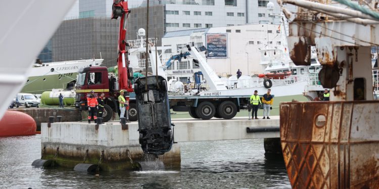 Fallece un hombre en Vigo tras caer al agua con un vehículo en Beiramar