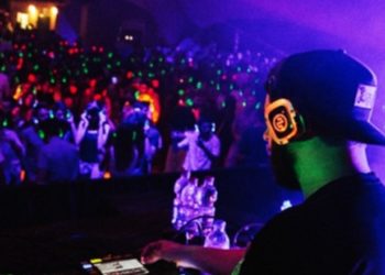 Vigo se suma a la moda de las fiestas silenciosas con una noche ibicenca en Beade