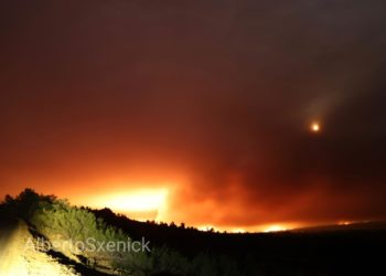 Un incendio de «comportamiento explosivo» arrasa la conexión de Vigo con la Meseta