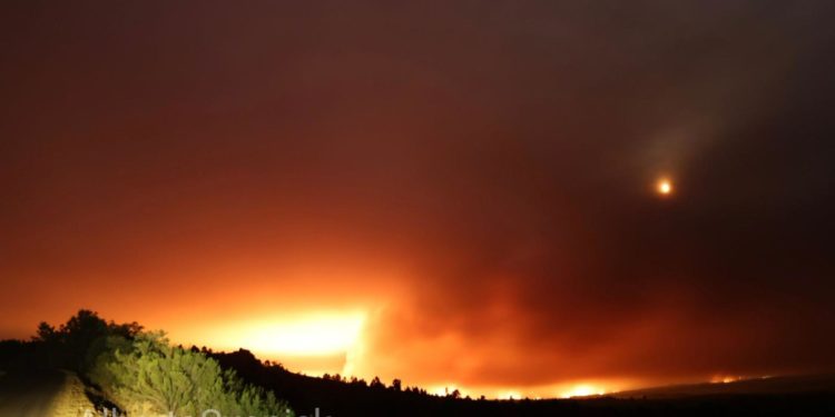 Un incendio de «comportamiento explosivo» arrasa la conexión de Vigo con la Meseta