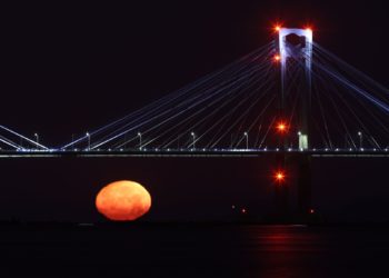 Así brilló la ‘Luna de Fresa’ sobre la ría de Vigo