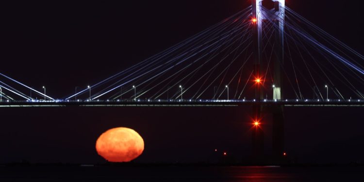 Así brilló la ‘Luna de Fresa’ sobre la ría de Vigo
