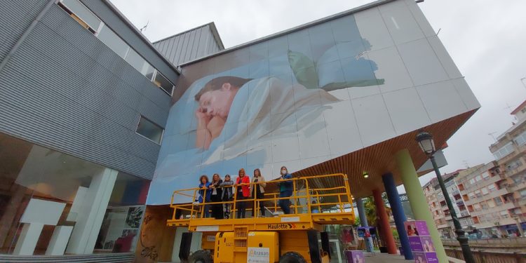 O Multiusos da Xunqueira reivindica a eliminación da violencia machista cun mural de Elisa Capdevila