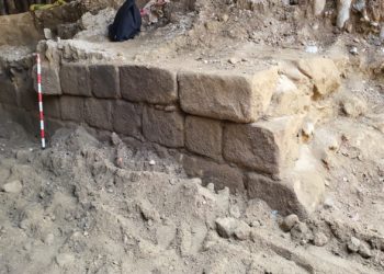 Afloran más restos en las obras de la Porta do Sol: destapada parte de la antigua muralla de Vigo