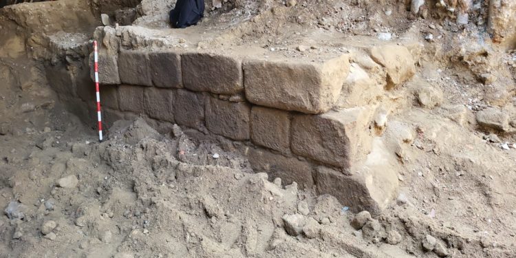 Afloran más restos en las obras de la Porta do Sol: destapada parte de la antigua muralla de Vigo