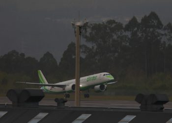 Binter activa una oferta para volar entre Vigo y Canarias por menos de 100 euros