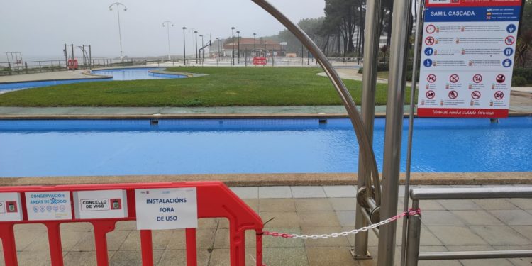 La lluvia frustra el regreso de las piscinas de Samil, pero el calor volverá para quedarse