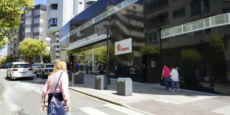 Una mujer sufre quemaduras y resulta intoxicada por incendio en un piso de Vigo
