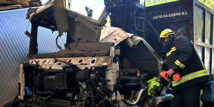 Rescatan a un trabajador tras caer una placa de hormigón sobre un camión en Mos