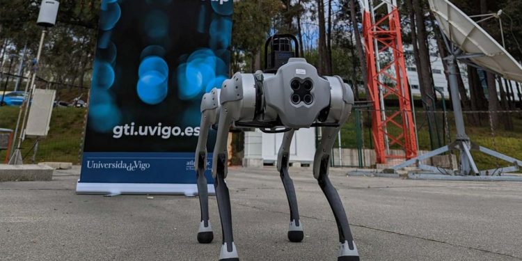 A Uvigo colabora na creación dun robot que permite ‘tele-camiñar’ ata Compostela